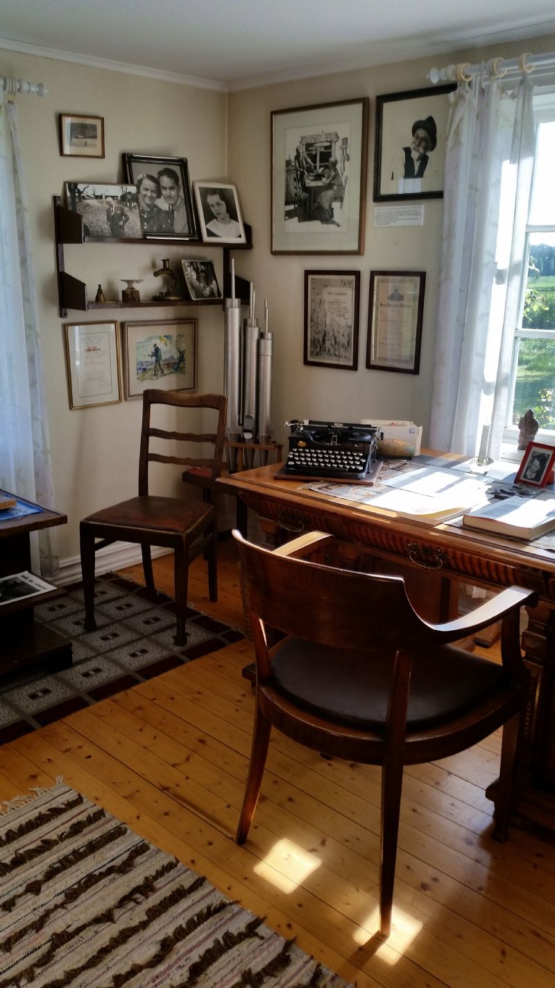 I Fridegårdsmuseet i Övergran finns möbler och andra inventarier från Jans arbetsrum på Bredmansgatan i Uppsala som hans barn Aase och Stefan skänkte till museet.